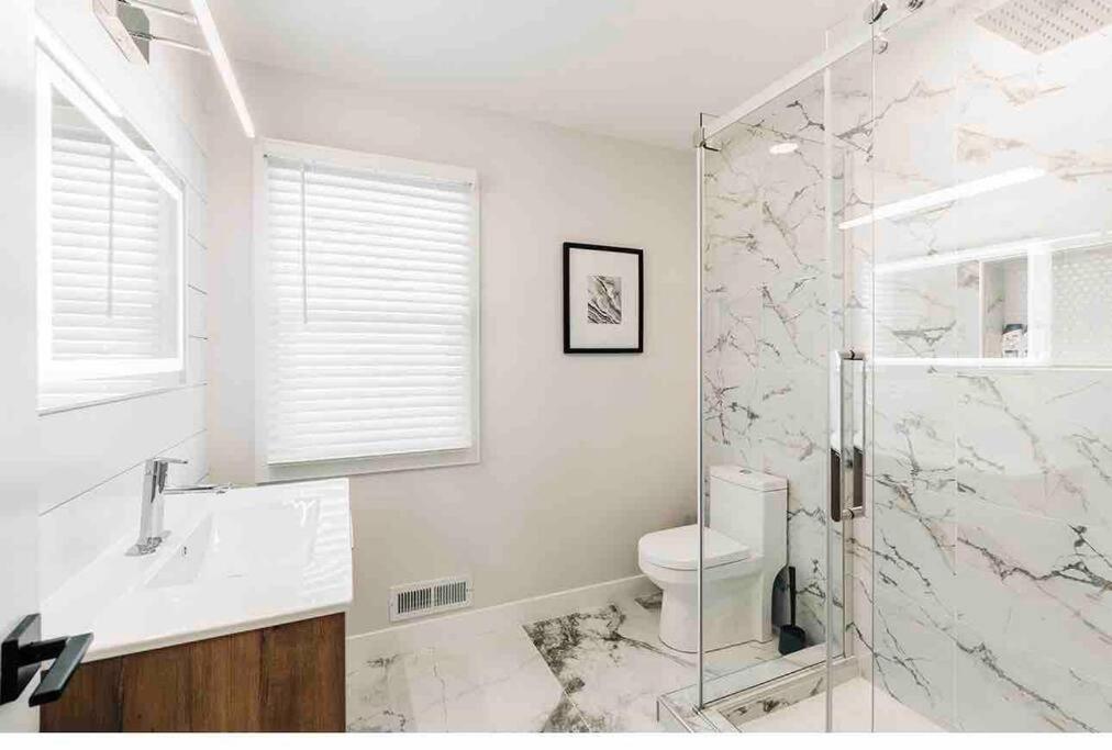 Beautiful Luxury Home Freshly Renovated With Big Yard, Seating & Grill Pad Cottage Grove Bagian luar foto