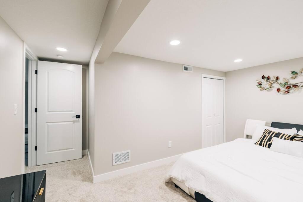 Beautiful Luxury Home Freshly Renovated With Big Yard, Seating & Grill Pad Cottage Grove Bagian luar foto